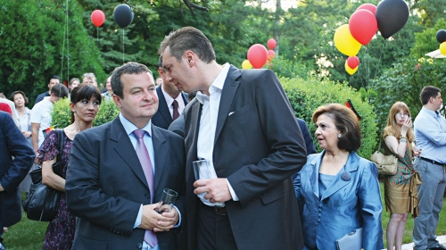 Ivice, pevaš li ti i onu  staru „Ne može nam niko  ništa, jači smo od  sudbine“?!: Dačić i Vučić