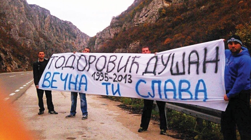 Nakon što se onesvestio, njegovi drugovi su morali  nekoliko minuta da ubeđuju redare i policajce da mu je zaista pozlilo