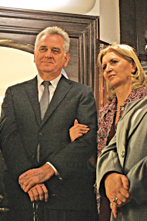 Nemoj ovde,  gledaju nas ljudi... Čekaj da stignemo kući: Predsednik i prva dama