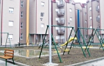 Zgrade sa 176 stanova  čekaju stanare, ali i  nekoga ko će da sredi  popucali beton, zatvori  šahtove u koje su ljudi  upadali i