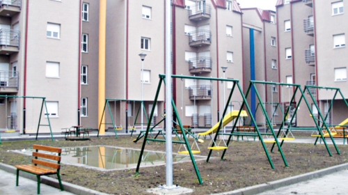 Zgrade sa 176 stanova  čekaju stanare, ali i  nekoga ko će da sredi  popucali beton, zatvori  šahtove u koje su ljudi  upadali i