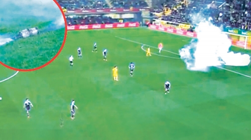 Meč je bio prekinut na pola sata, a navijači su napustili stadion