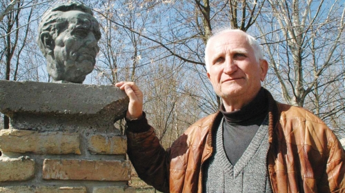 Blaško Gabrić sa  bistom svog idola Tita