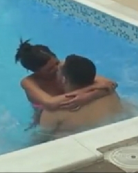 Tijana Ajfon i Gastoz u bazenu