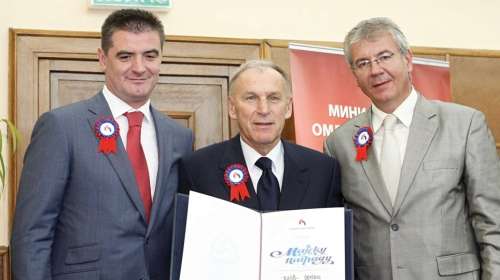 Laureat Dragan Džajić u društvu  Predraga Peruničića (levo) i Aleksandra Šoštara