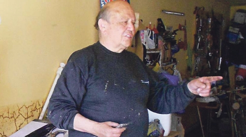Budimirović pokazuje svoju poplavljenu kuću