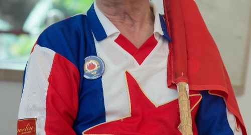 Poštovalac Josipa Broza Tita seo je da se odmori nakon razgledanja izložbe Figure sećanja u Muzeju istorije Jugoslavije | Foto: Tanjug/Srđan Ilić