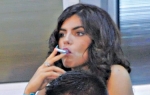 Dejana je  pripalila  cigaretu...