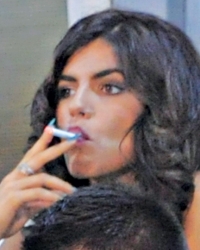 Dejana je  pripalila  cigaretu...