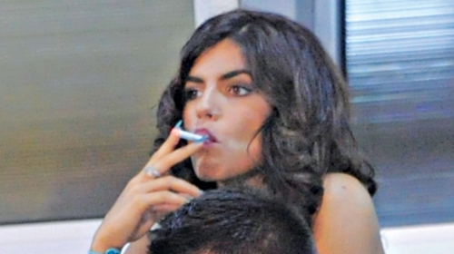 Dejana je  pripalila  cigaretu...