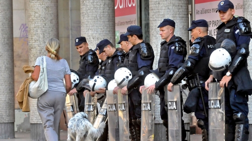 Ako se odluka  bezbednjaka ne  promeni, „Paaradu“  će obezbeđivati  5.000 policajaca