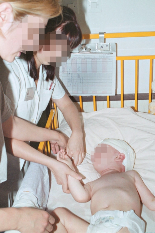 Devojčica Katarina se oporavlja pod budnim okom osoblja u Tiršovoj