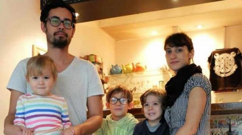 Sajmon Vilson i Evdoksi Sejtanidu sa decom