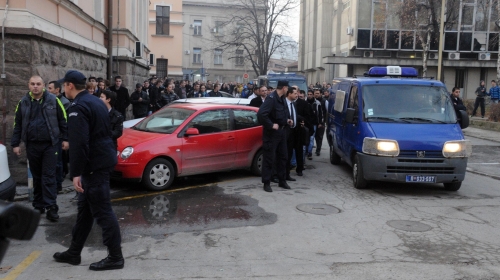 Ispred suda se okupilo nekoliko stotina članova i pristalica