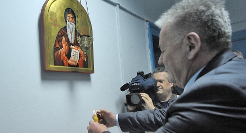 Mediji spasli stvar: Ilić pali sveću pozamljenim upaljačem