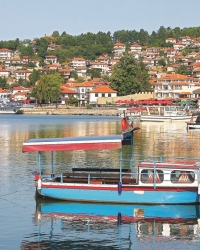 Kristalno čista voda, nadaleko čuvena pastrmka, biserni  nakit i 365 crkava dovoljni  su razlozi da posetite jezero