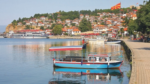 Kristalno čista voda, nadaleko čuvena pastrmka, biserni  nakit i 365 crkava dovoljni  su razlozi da posetite jezero