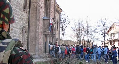 Vojnik KFOR-a posmatra uništavanje crkve