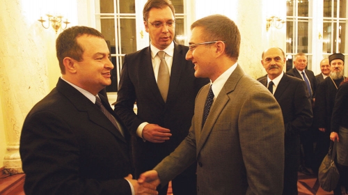 „Ajde, momci,  sad se lepo rukujte, pa da  nastavimo  pregovore...“