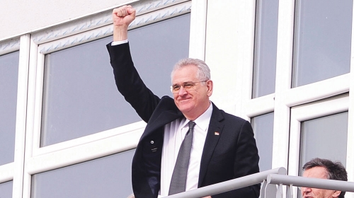 Tomislav Nikolić  čitav meč  poskakivao  u loži
