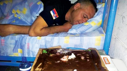 Umesto budilnika,  lepak za miševe i pacove