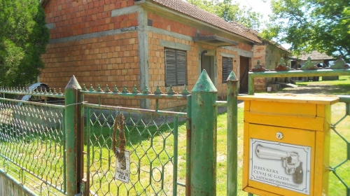 Kuća Dejana Antića, sa  specifičnom porukom  na sandučetu