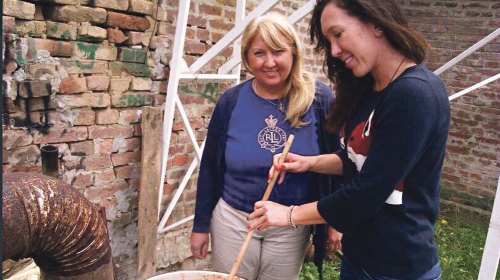 Sa majkom Snežanom  u slobodno vreme  pravi i ajvar