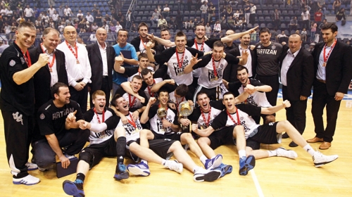 Vladaju Srbijom, ali  klecaju na finansijskom  planu: KK Partizan