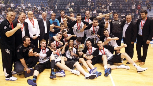 Vladaju Srbijom, ali  klecaju na finansijskom  planu: KK Partizan