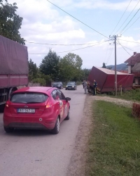 Prikolica se otkačila sletela sa puta / Foto: Ljubiša Mitić