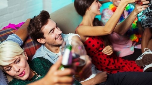 alkohol cirkanje piće žurka Foto: Profimedia