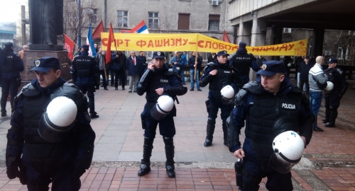 Četnici i partizani pred Palatom pravde | Foto: Milorad Milanković | Foto: 