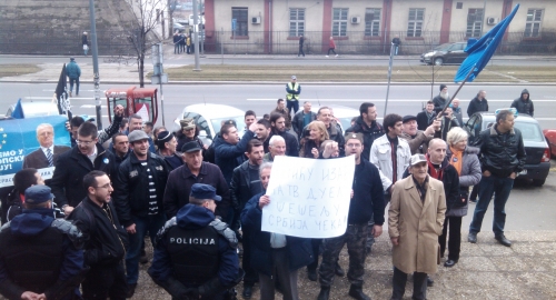 Četnici i partizani pred Palatom pravde | Foto: Milorad Milanković | Foto: 