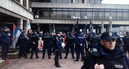 Četnici i partizani pred Palatom pravde | Foto: Milorad Milanković | Foto: 