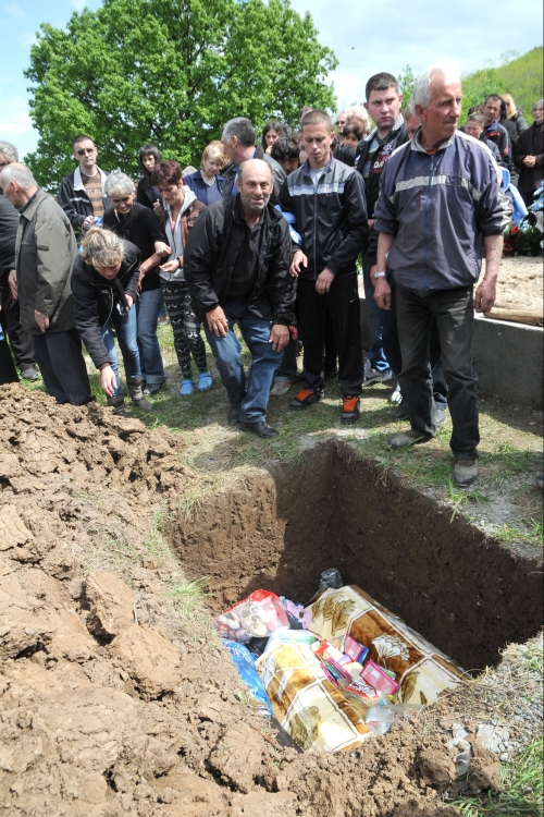 Brat i sestra  sahranjeni u jednoj raki