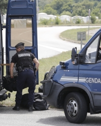 Policija odnosi telo stradalog
