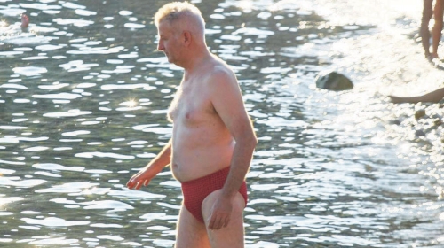 „Alo!” uslikao  Branimira kako  se kupa na jednoj  plaži u Budvi, a zatim odlazi do tuša da  spere morsku so,  ali i da opere  p