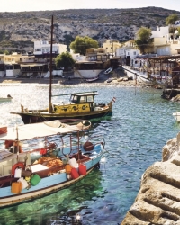 Ostrvo krase najduža evropska klisura, bele  peščane plaže, čuvena  nalazišta minojske  civilizacije...