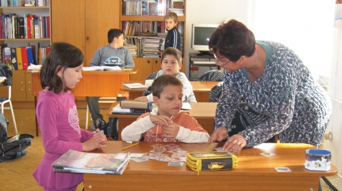 Đaci sa učiteljicom Sofijom