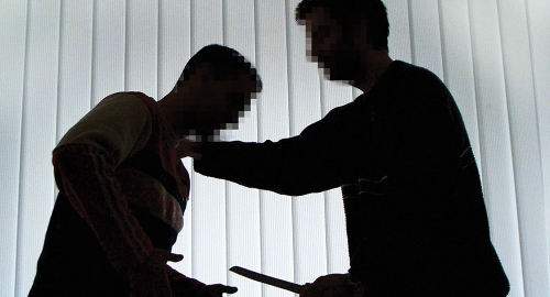 Policija traga za Zoranom Jolovićem, radnikom  „Bajke” koji je nakon svađe nožem usmrtio Nikolu  Bukomirovića, a teško ranio Dra