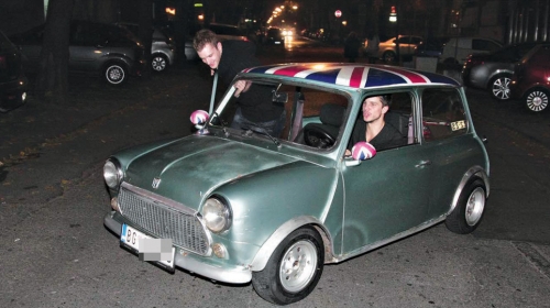 Manekenu se pokvario automobil, a kolega iz serije „Budva na pjenu od  mora“ pomogao mu je u guranju četvorotočkaša