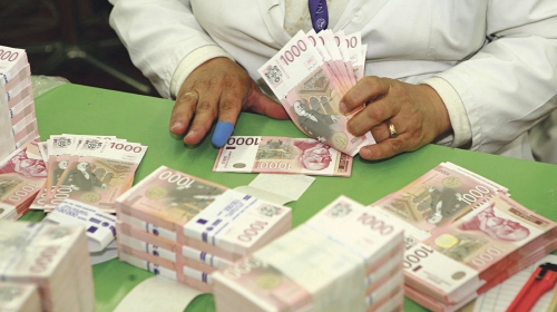 Umesto slabih investicija i predstojećih  izbora, Tabakovićeva za slab dinar okrivila  nove mere američkih federalnih rezervi i