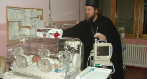 Vladika Jovan sa porodiljama u niškog GAK | Foto: 