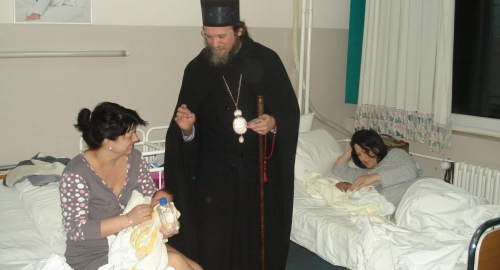 Vladika Jovan sa porodiljama u niškog GAK | Foto: 