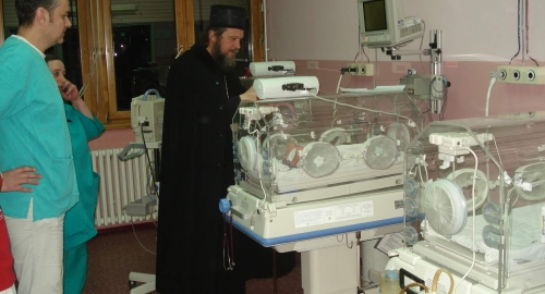 Vladika Jovan sa porodiljama u niškog GAK | Foto: 
