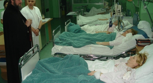 Vladika Jovan sa porodiljama u niškog GAK | Foto: 