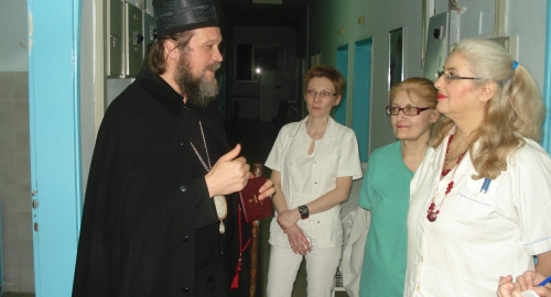 Vladika Jovan sa porodiljama u niškog GAK | Foto: 