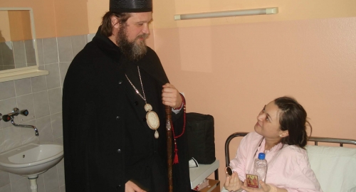 Vladika Jovan sa porodiljama u niškog GAK | Foto: 