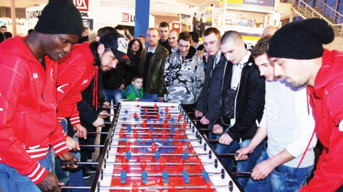 Fudbaleri Zvezde igrali stoni fudbal