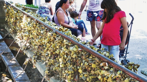 Zaljubljeni danas na mostu  „zaključavaju“  svoju ljubav